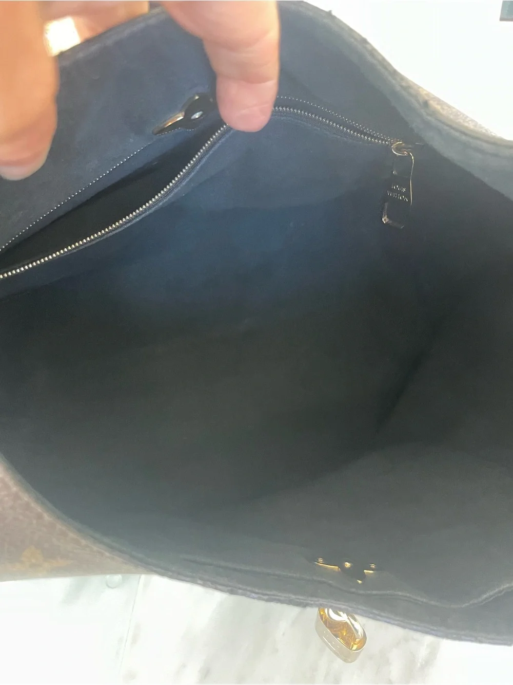 🪷authentic Louis Vuitton flower hobo with lock and key.